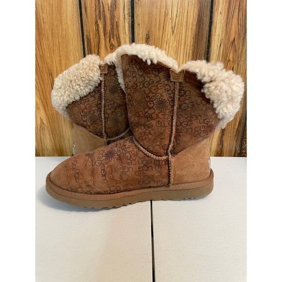 UGG Bailey boots fur lined button pull on logo size women’s 7 tan - Picture 10 of 10